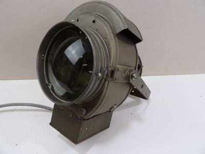une image d'un gros plan d'un objet métallique sur une table