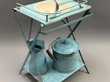 une petite table sur laquelle se trouvent une casserole et une poêle
