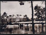 une photo en noir et blanc d'un pont enjambant une rivière