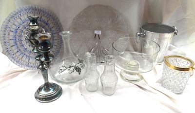 une table sur laquelle se trouvent de nombreux objets en verre