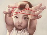 un tableau représentant un bébé tenant un fil rouge au-dessus de sa tête