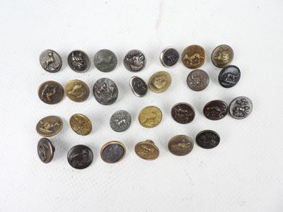 Plusieurs types de boutons sont disposés sur une surface blanche