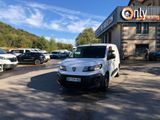 une camionnette blanche garée devant un bâtiment