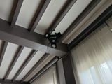 un ventilateur de plafond fixé au plafond d'une pièce