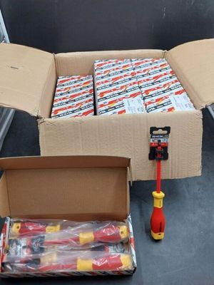 une boîte remplie de piles et un marteau à côté d'un carton de piles