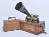 une boîte en bois sur laquelle est posé un téléphone à cornet et une boîte en bois sur laquelle est posé un téléphone à cornet