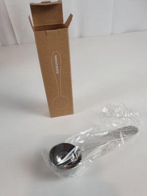 une boîte contenant une cuillère et un repose-cuillère