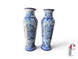 paire de vases bleus et blancs à motifs floraux