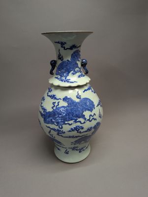 un vase bleu et blanc orné d'un dragon