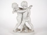 une image représentant une statue de deux enfants qui s'étreignent