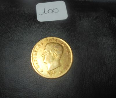 une pièce d'or sur laquelle figure le visage d'un homme