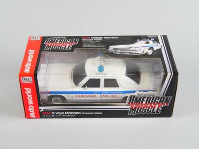 une petite voiture de police dans une boîte, posée sur une surface blanche