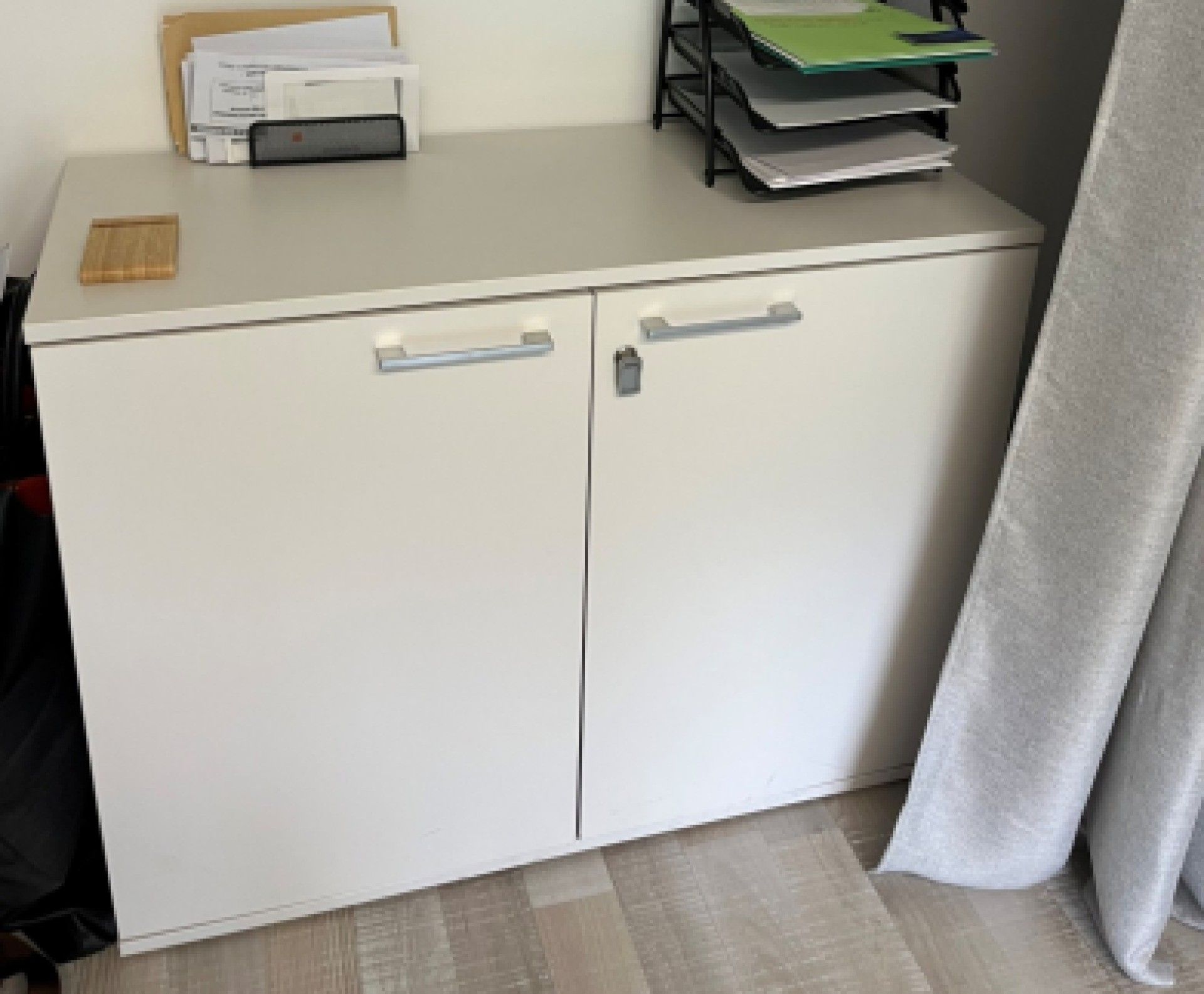 Lot de deux armoires basses HAWORTH 2 portes battantes