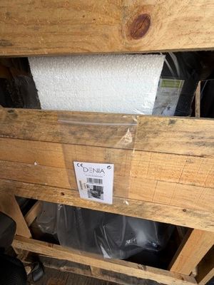 une boîte de papier toilette posée sur une palette