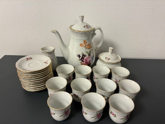 Partie de service à café en porcelaine Tchèque. 1 théière, 1 sucr...