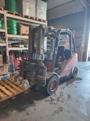 un chariot élévateur garé à côté d'une palette