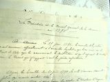 un gros plan d'un morceau de papier sur lequel on a écrit