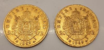 deux souverains d'or, dont l'un porte des armoiries et l'autre une couronne