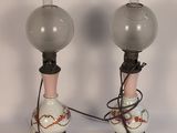 deux lampes posées sur une table