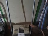 un petit diable posé par terre