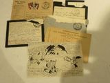 de nombreuses cartes postales et enveloppes anciennes sur la table