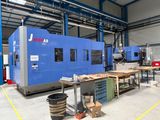 une grosse machine qui se trouve au milieu d'un bâtiment