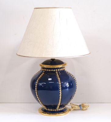 une lampe bleue munie d'un abat-jour blanc