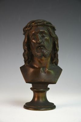 buste en bronze de Jésus sur un socle, sur fond blanc