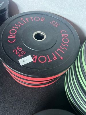 une bobine de fil posée sur une table, à côté d'autres bobines