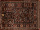 un tapis marron et noir orné d'un motif