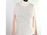 un pull pour femme orné d'un motif au crochet blanc sur les épaules