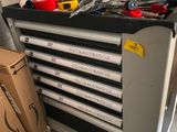 un chariot à outils sur lequel sont posés des outils, dans un garage