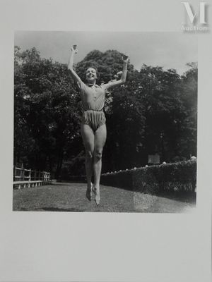 une vieille photo en noir et blanc d'une femme en maillot de bain en train de sauter en l'air