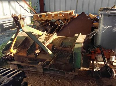 un tas de bois posé sur un tas de machines