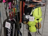 un porte-skis avec plusieurs paires de skis et des bâtons de ski