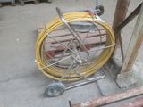 un tuyau jaune posé sur un chariot au sol