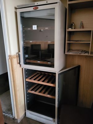 un réfrigérateur avec un casier à vin dans un coin de la pièce