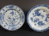 deux assiettes bleues et blanches ornées de motifs floraux
