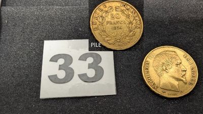 trois pièces d'or posées les unes à côté des autres sur une table