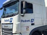 un camion blanc garé dans un parking