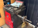 une machine qui se trouve à l'arrière d'un camion