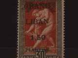 le timbre est rouge et noir et représente un homme