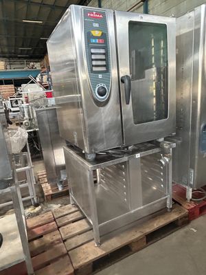 une grosse machine posée sur une palette dans un entrepôt