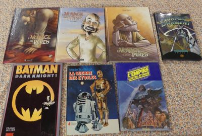un grand nombre de livres posés sur le sol