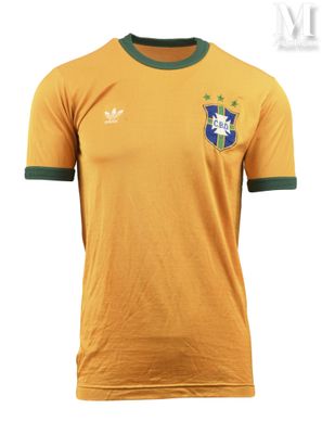 Le maillot de foot est jaune et vert, avec une étoile dessus.
