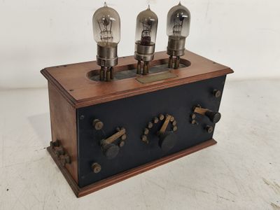 une radio à l'ancienne avec trois ampoules sur le dessus