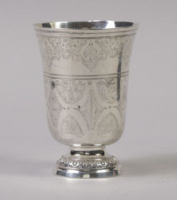 une coupe en argent posée sur une table