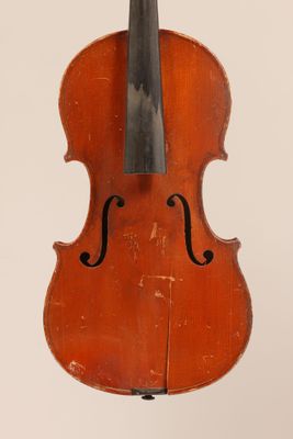 gros plan d'un violon avec un archet sur fond blanc