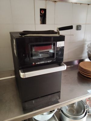 un micro-ondes posé sur le comptoir d'une cuisine