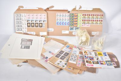 de nombreux timbres différents dans une boîte posée sur la table